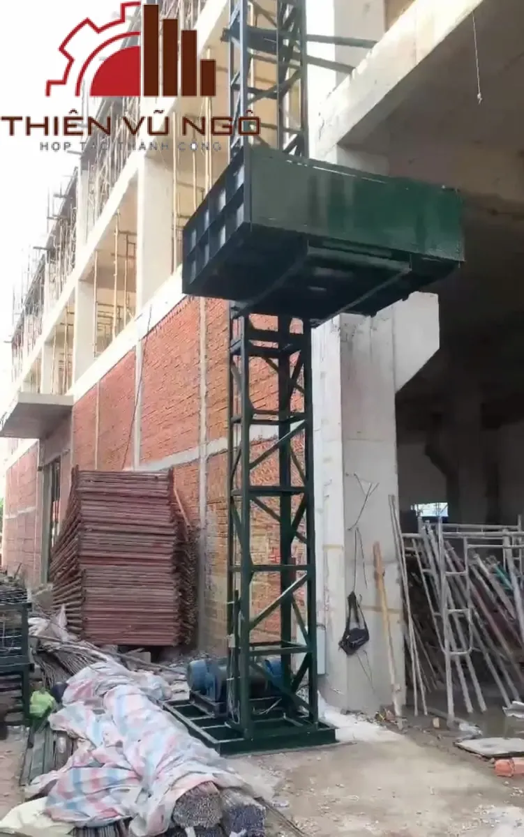 cho thu&ecirc; vận thăng n&acirc;ng h&agrave;ng 1000kg
