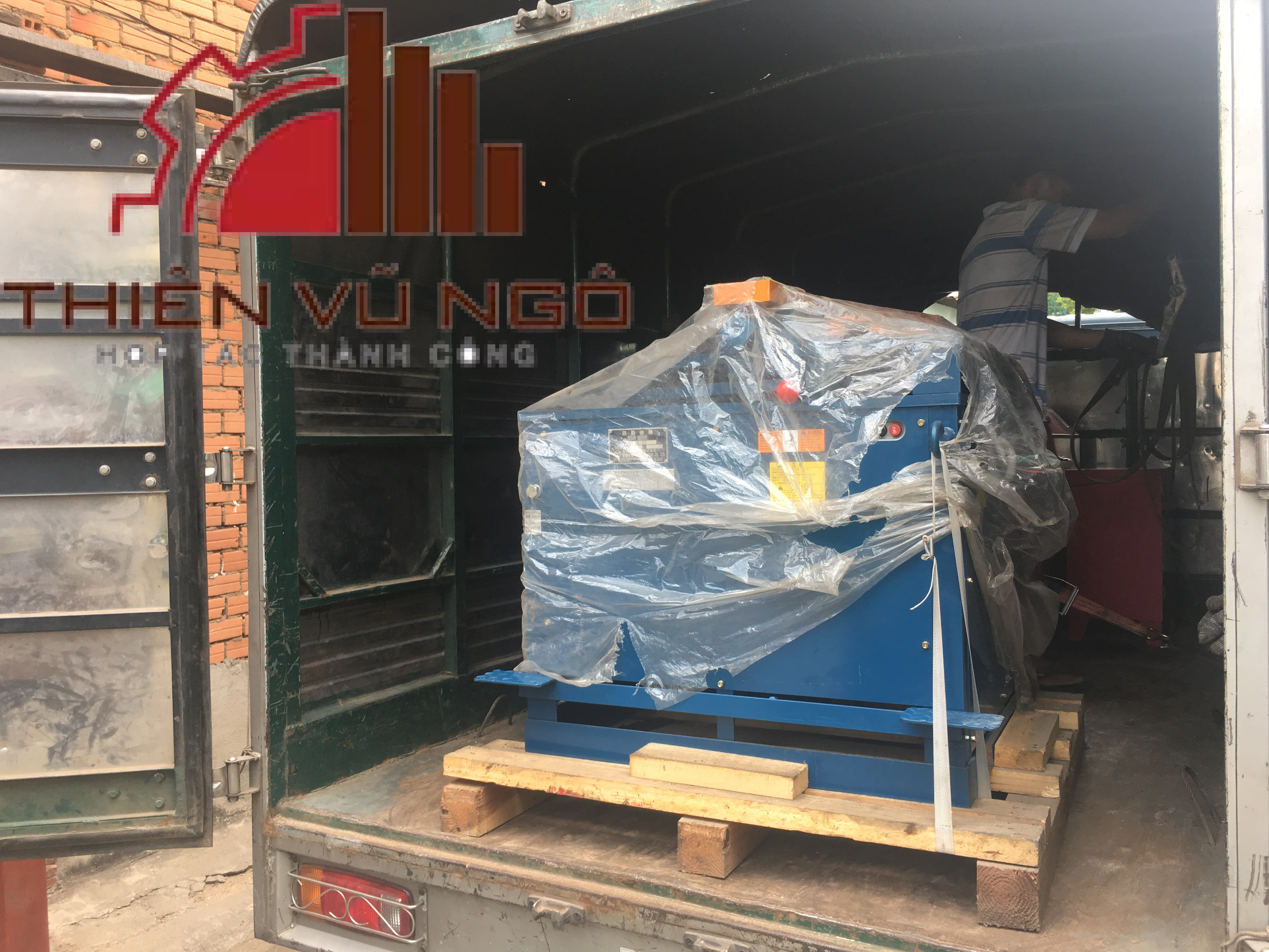 M&aacute;y cắt sắt TOYO MC-51W