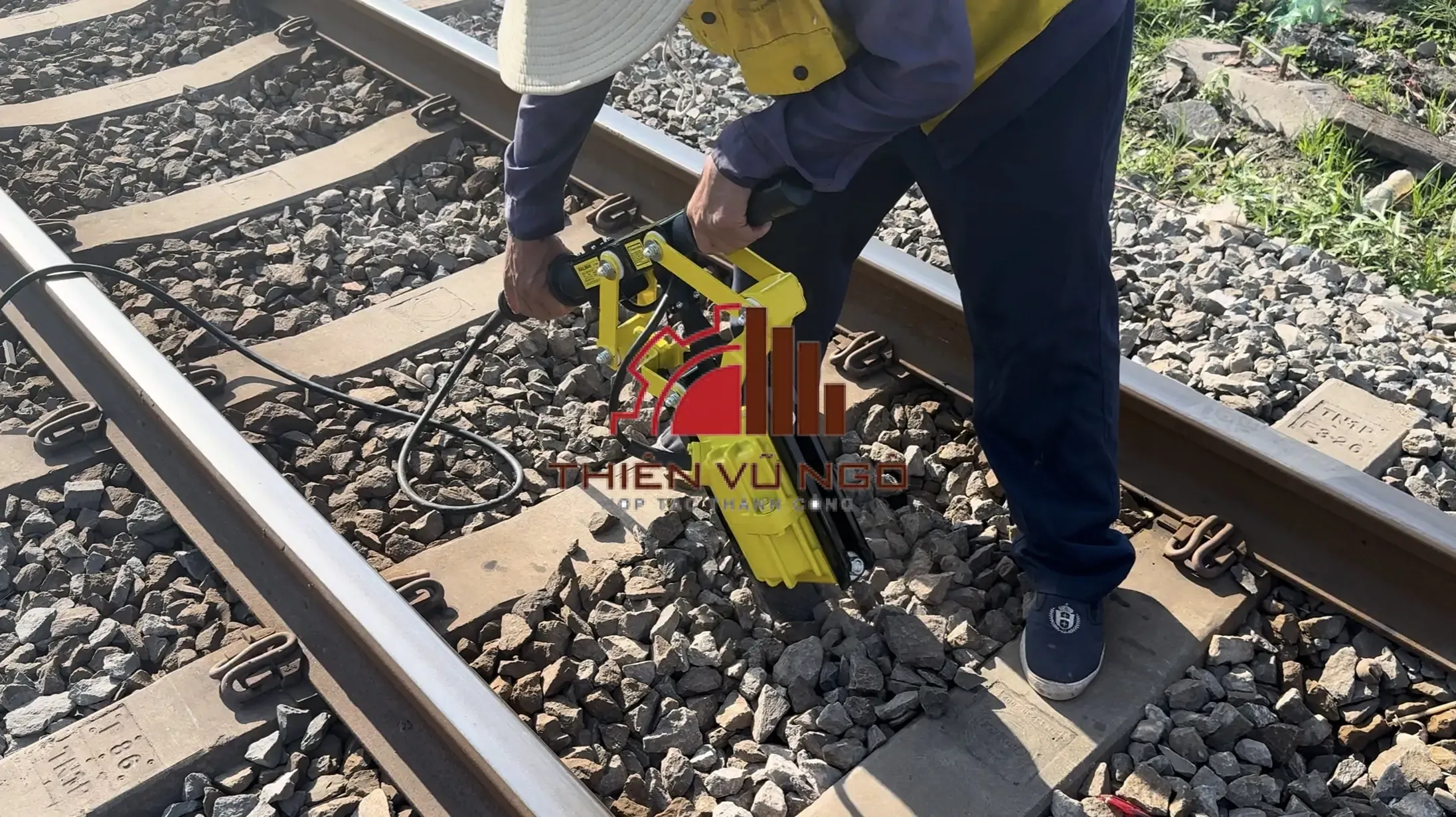 Máy đầm chèn đá ray tàu RAILMAN IT-450E